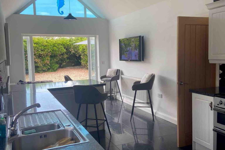 Others 4, Pet Friendly, Unique 4-bed Bungalow in Porthcawl, Bridgend