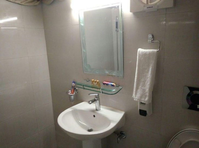 Bathroom, Charekh Food & Forest Resort, Garhwal