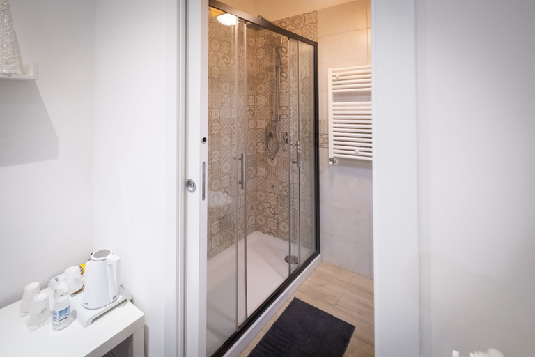 Bathroom 4, CconfortHotels R&B Cavour, Bari