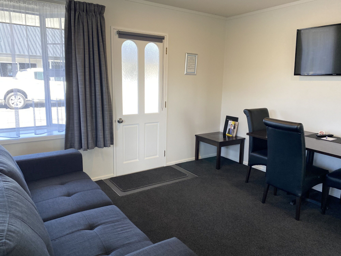 Others 5, Riverlea Motel, Gore