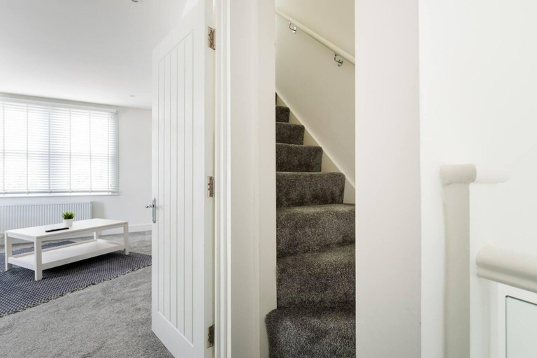 Others 5, Modern Apartment, Castle View Rochester, England, Medway