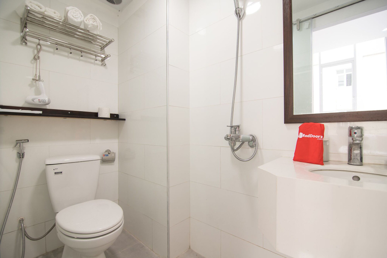 Bathroom 3, RedDoorz near Truc Bach Lake, Ba Đình