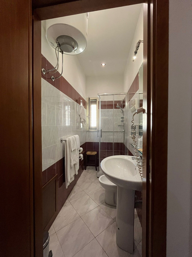 Bathroom 5, Hotel d'Orleans, Palermo