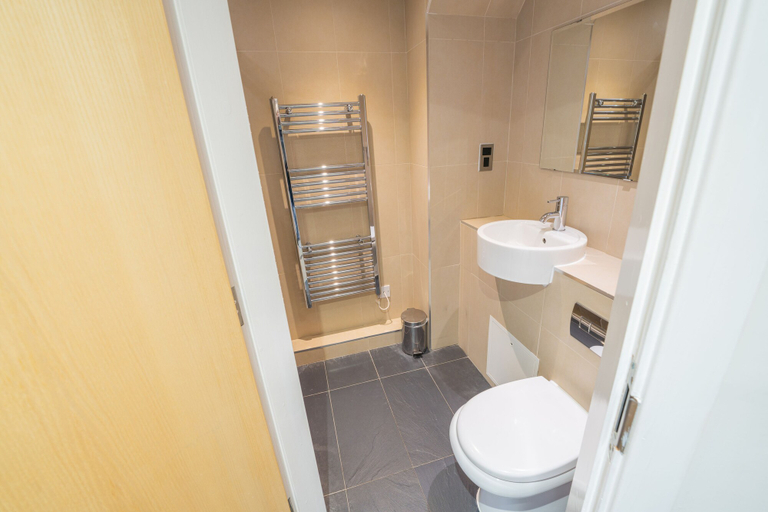 Bathroom 5, Waterside Hotel & Leisure Club, Manchester