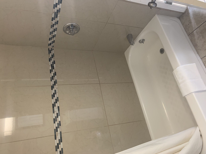 Bathroom 5, Mayo Inn, Chaves