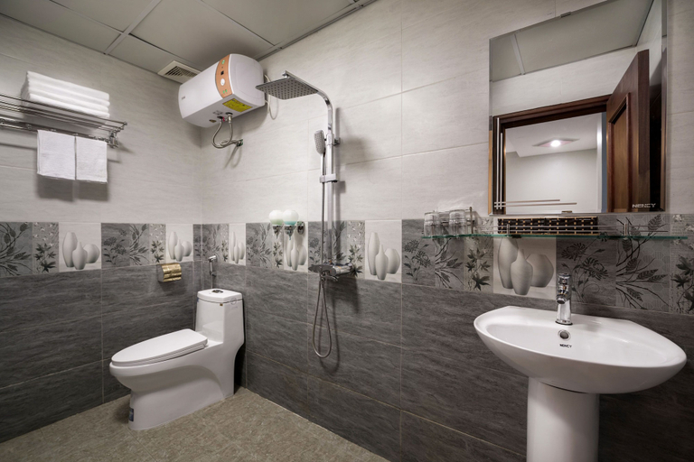 Bathroom 3, Golden Town Hotel, Sa Pa