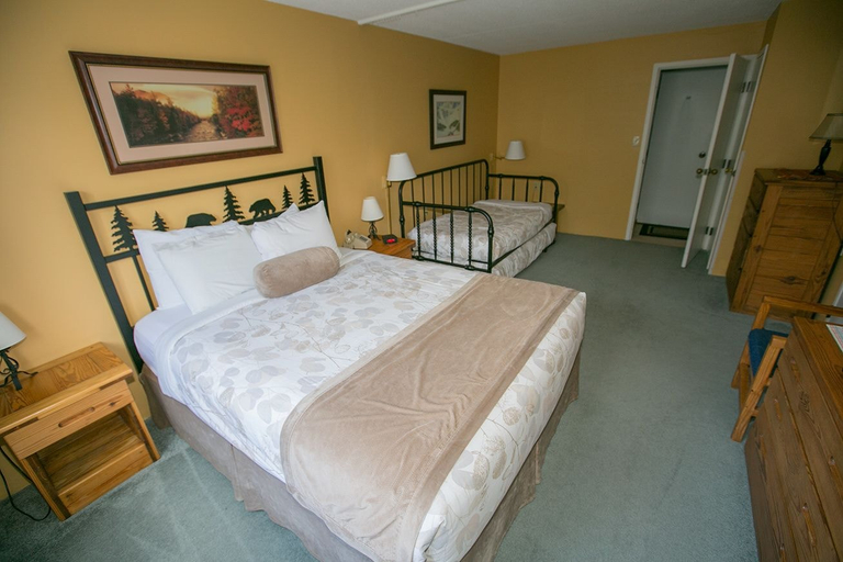 Bedroom 3, Black Bear Lodge, Grafton
