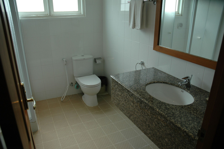 Bathroom 5, Aye Thar Yar Golf Resort, Taunggye