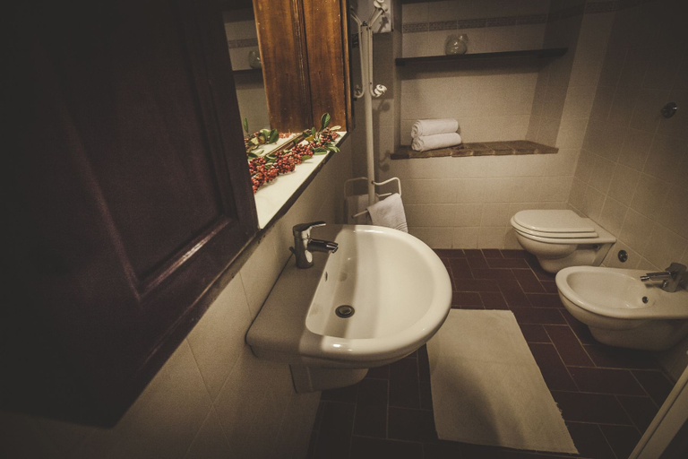 Bathroom 4, Zampugna, Siena