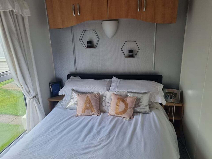 Bedroom 5, Caravan - Sleeps 8, pet Friendly, Powys