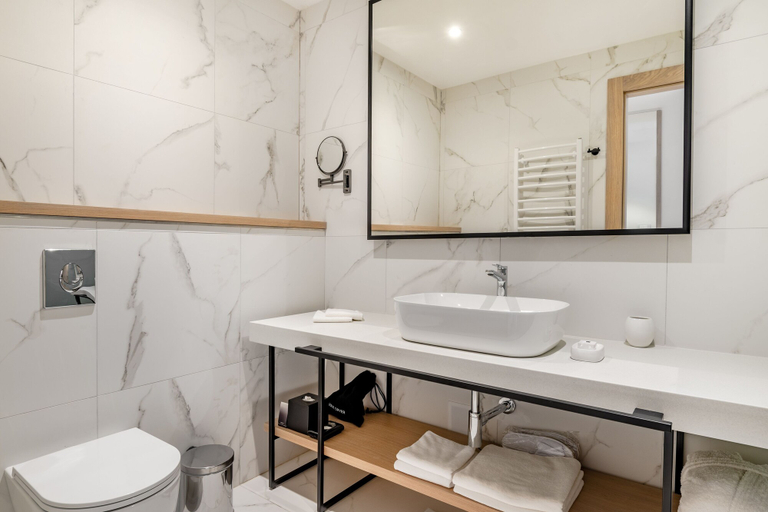 Bathroom 5, Lazure Hotel and Marina