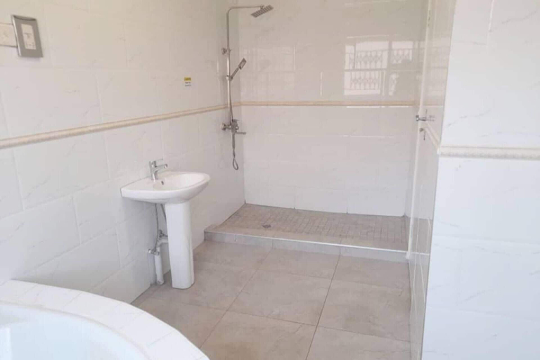 Bathroom 2, Manacomfy - 14bed House - 4 Baths - Victoria Falls, Hwange