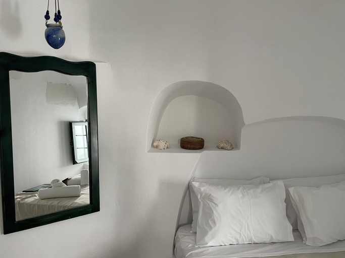 Room 5, Fira 2-bed Villa, Sleeps 5 With Outdoor Hot Tub, South Aegean