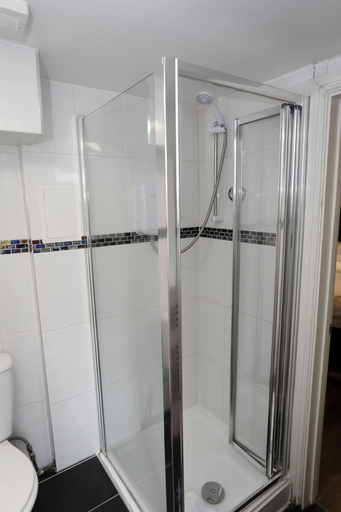 Bathroom 3, Bexley Village Hotel, London