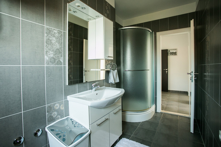 Bathroom 3, Kaja - right next to the beach, Seget