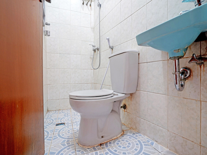Bathroom 3, OYO 90840 Teratai Residence, Bandung