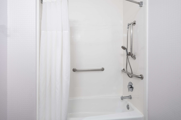 Bathroom 5, Hampton Inn Sanford, Lee