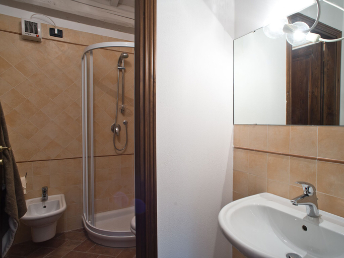 Bathroom 5, San Ruffino Apartments, Pisa