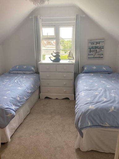 Bedroom 2, Pet Friendly, Unique 4-bed Bungalow in Porthcawl, Bridgend