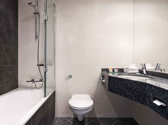 Bathroom 4, Hyatt Place London Heathrow Airport, London