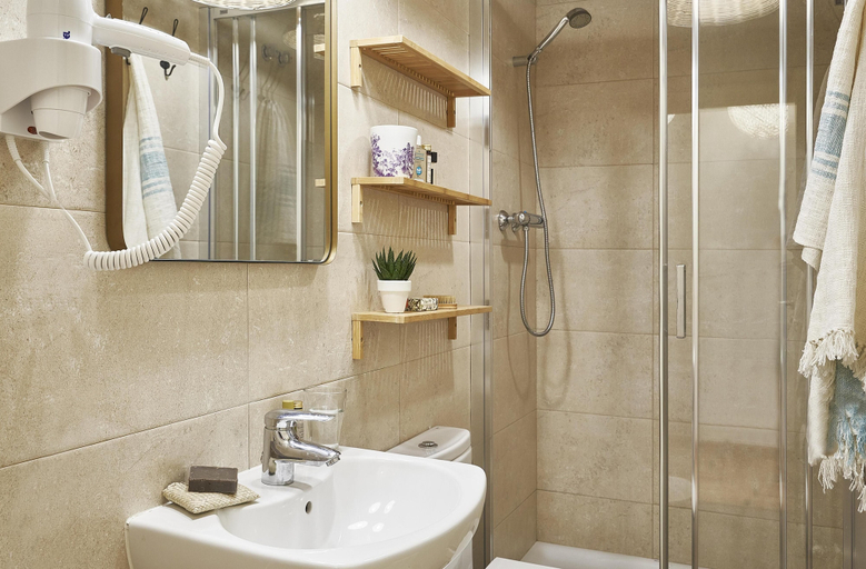 Bathroom 5, Barcelona Sants Station Apartments, Barcelona
