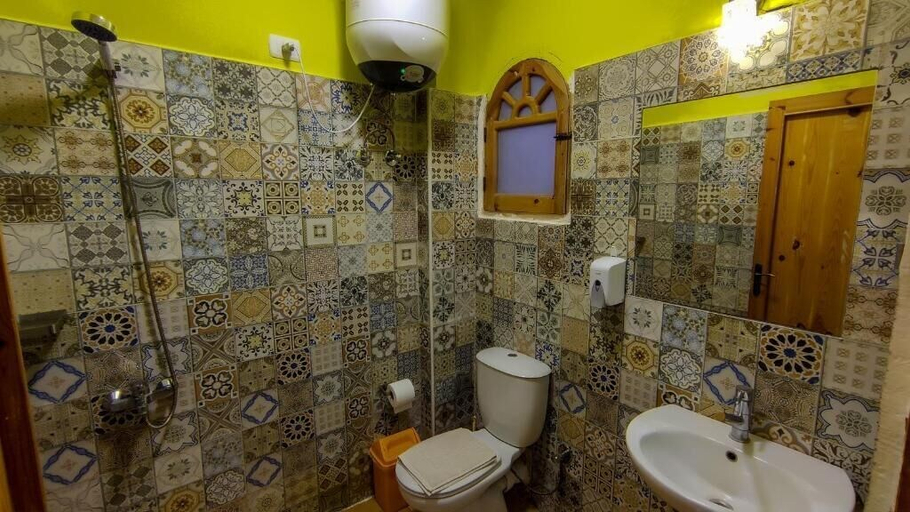 Bathroom 4, Shams Hotel & Dive Centre, Sant Katrin