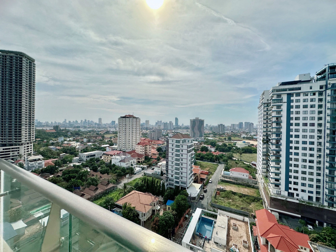 Exterior & Views 30