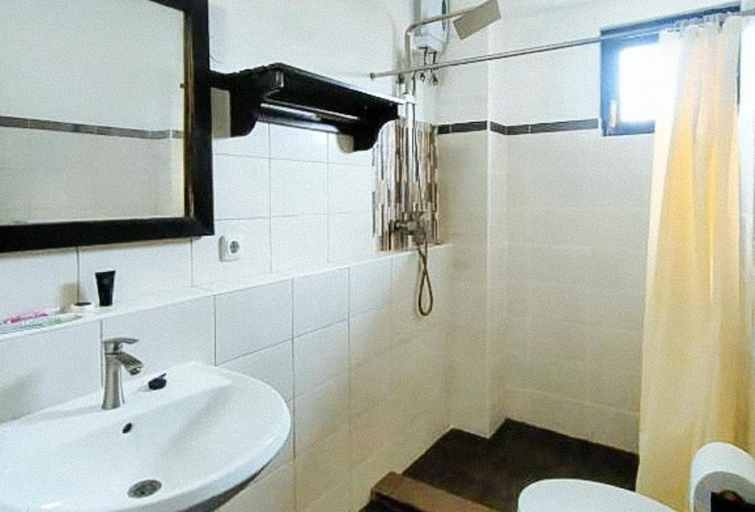 Bathroom 5, RedDoorz @ Carlton-Martin Hotel Masbate City, Masbate City