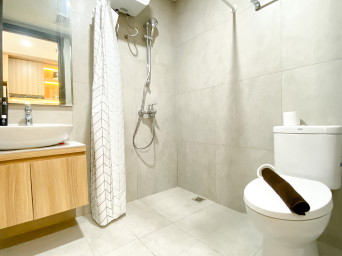Bathroom 5, Homey and Warm Studio Room Pollux Chadstone Apartment By Travelio, Cikarang