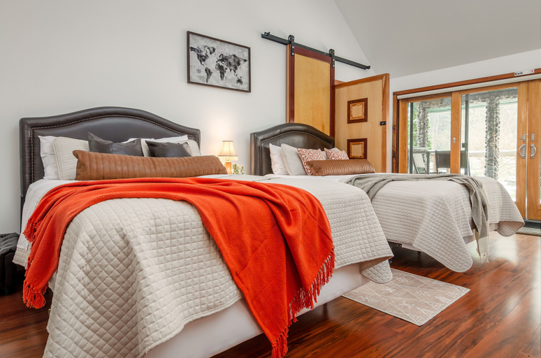 Bedroom 3, New Park Event Venue & Suites, Tompkins