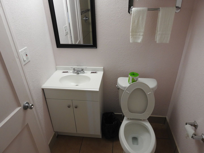 Bathroom 5, Mayo Inn, Chaves