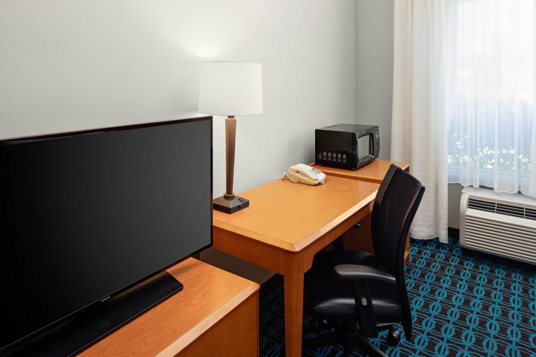 Bedroom 3, Fairfield Inn & Suites by Marriott Detroit Metro Airport Romulus, Wayne