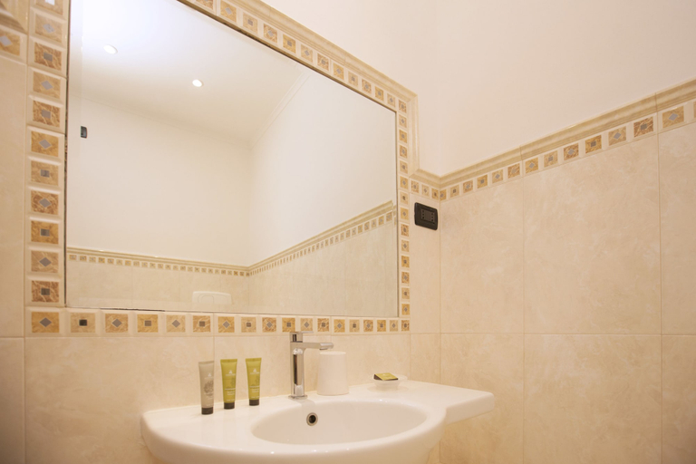 Bathroom 5, Capitolium Rooms, Rome