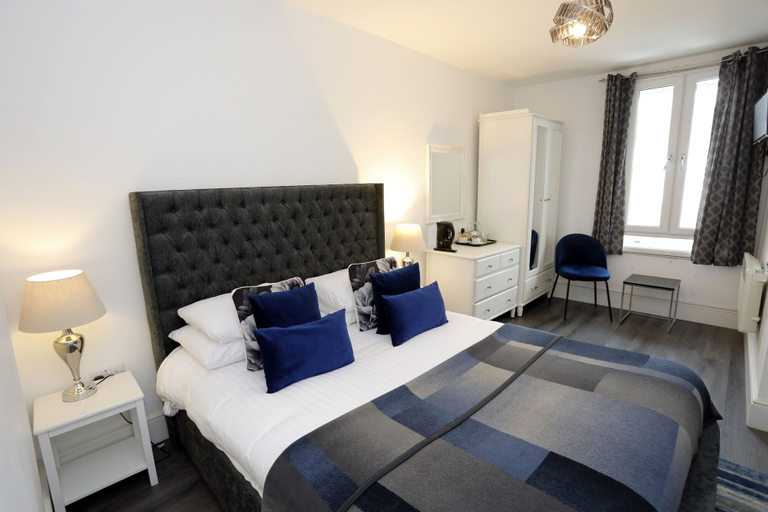 Others 5, Bexley Village Hotel, London