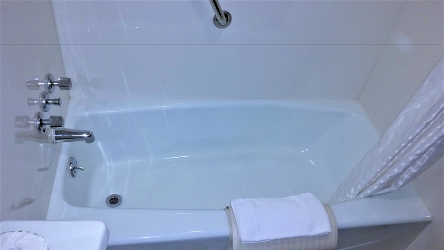 Bathroom 4, Super 8 by Wyndham Iowa Falls, Hardin