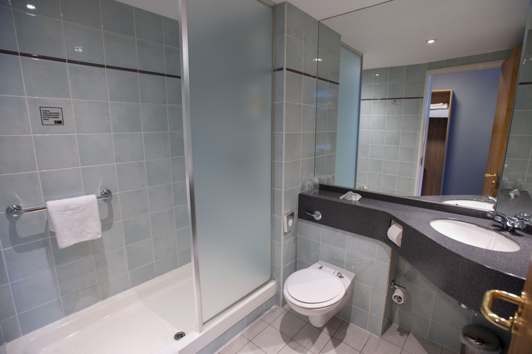 Bathroom 4, Knowsley Inn & Lounge, Knowsley