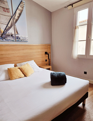 Bedroom 3, Hotel Du Port, Charente-Maritime