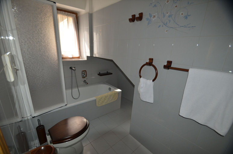 Bathroom 3, Al Moleta, Trento