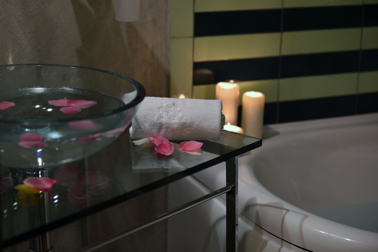 Bathroom 4, Robur Marsorum Albergo Diffuso, L'Aquila
