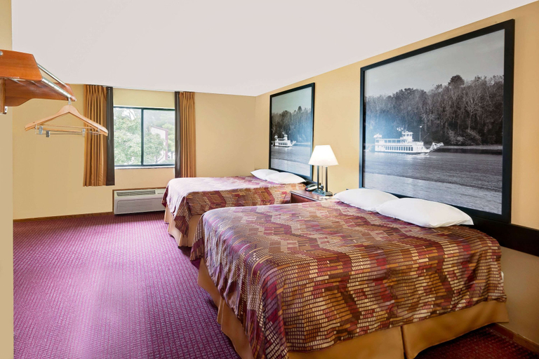 Bedroom 3, Super 8 by Wyndham Iowa Falls, Hardin