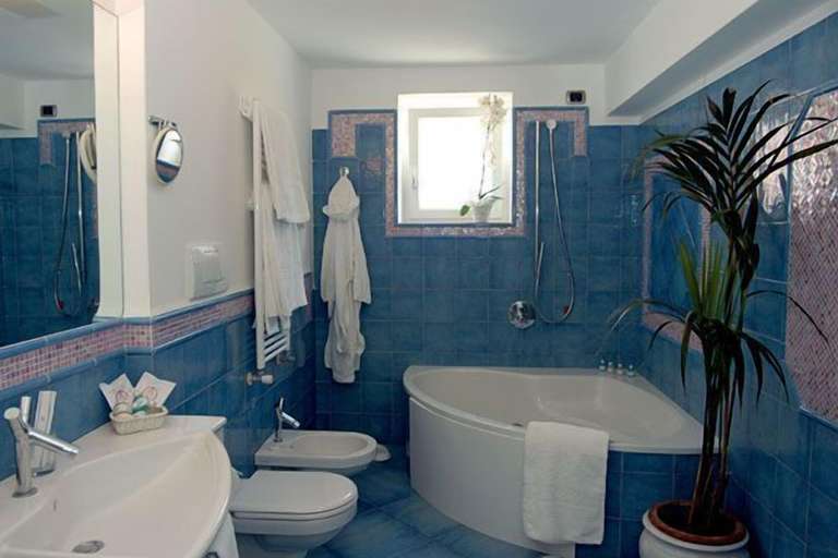 Bathroom 5, Hotel La Floridiana, Napoli