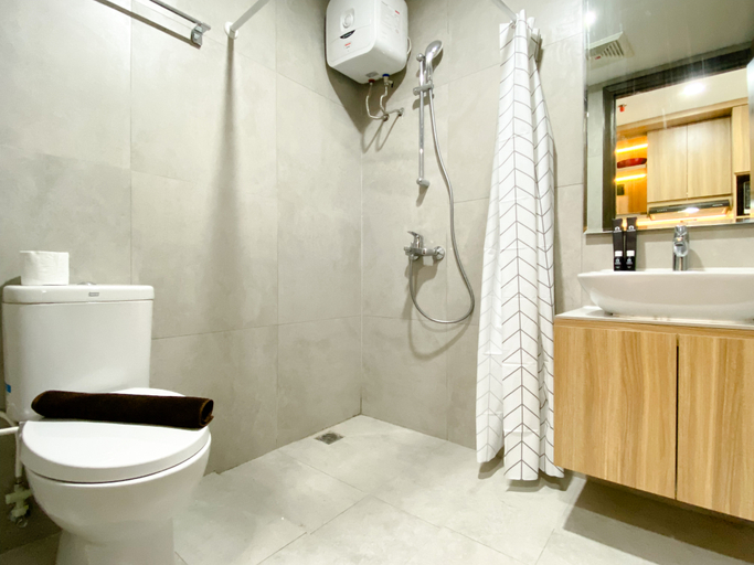 Bathroom 5, Cozy and Homey Studio Room Pollux Chadstone Apartment By Travelio, Cikarang