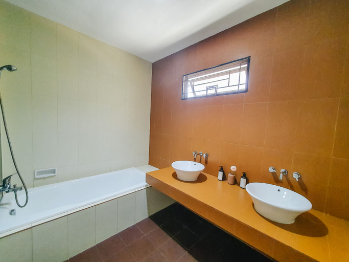 Bathroom, Villa Glarus Sentul by VASAKA VILLA, Bogor