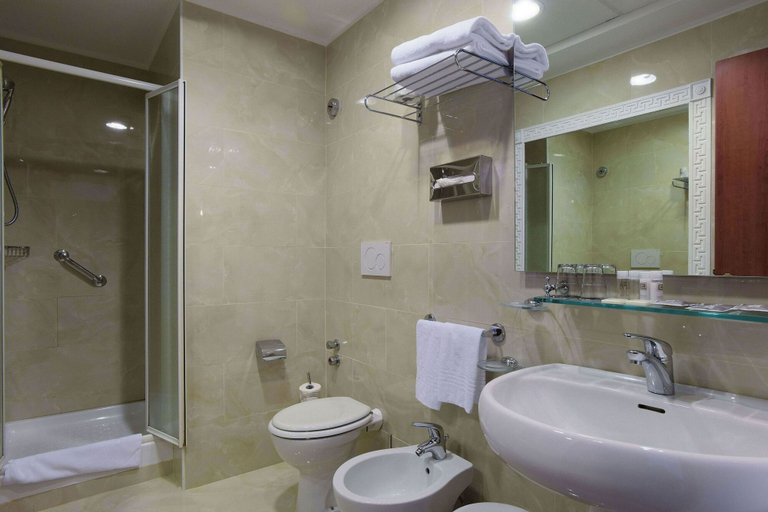 Bathroom 5, Grand Hotel Tiberio, Roma