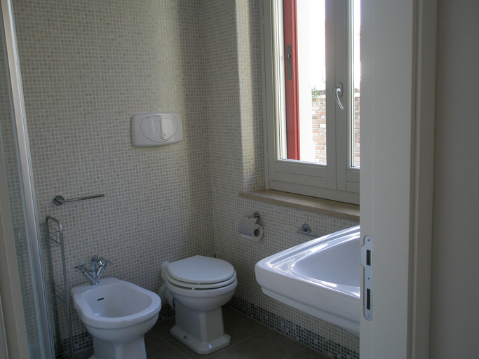Bathroom 5, Villa Marietta, Macerata
