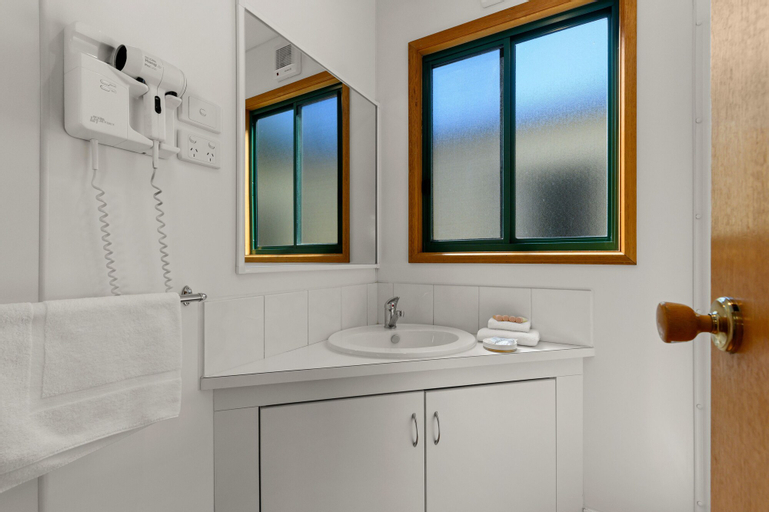 Bedroom 3, Bright Riverside Holiday Park, Alpine - East