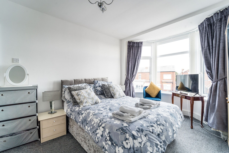 Bedroom 2, 2br-sleeps5-privategarden-freeparking-pets, Lancashire
