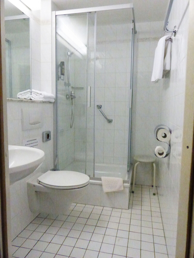 Bathroom 5, Hotel Castell, Berlin