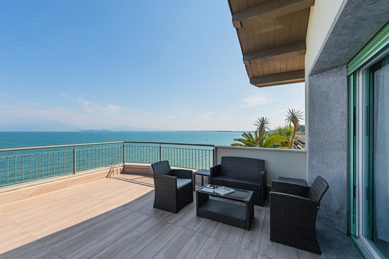 Others 2, Residenza Miralago With Pool - Penthouse With Lake View, Brescia
