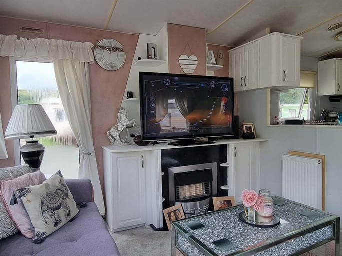 Others 4, Caravan - Sleeps 8, pet Friendly, Powys